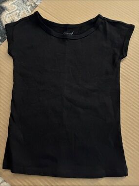 Classic Black Short Sleeve Tee for Girls - Everyday Essential